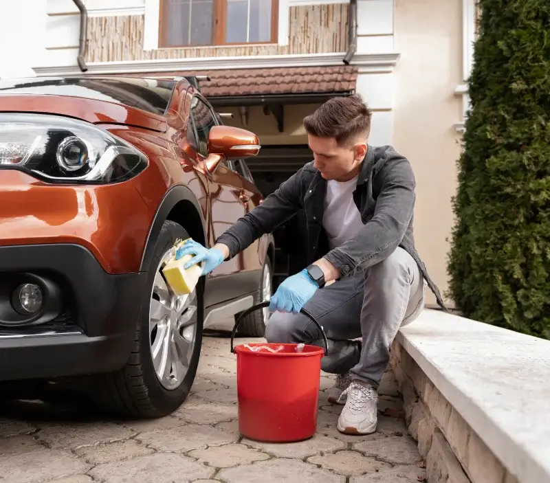 Lavage auto à domicile La Roche-Chalais : professionnel intervenant sur un véhicule